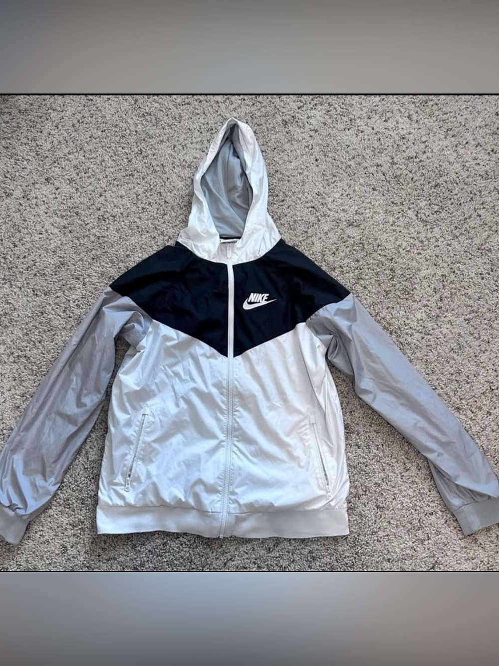 Nike youth Hooded Windbreaker Jacket in White, Black & Gray size XL
